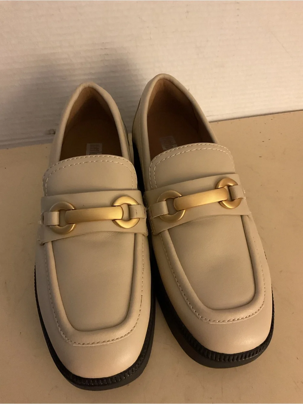 Fitflop Women's beige leather platform F-Luma Loafers with Gold Accent US 7.5